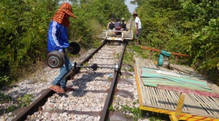 /images/cambodia/nw/battambang/bamboo-train_sm.jpg
