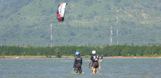 /images/cambodia/south/kampot/kitesurfing_sm.jpg